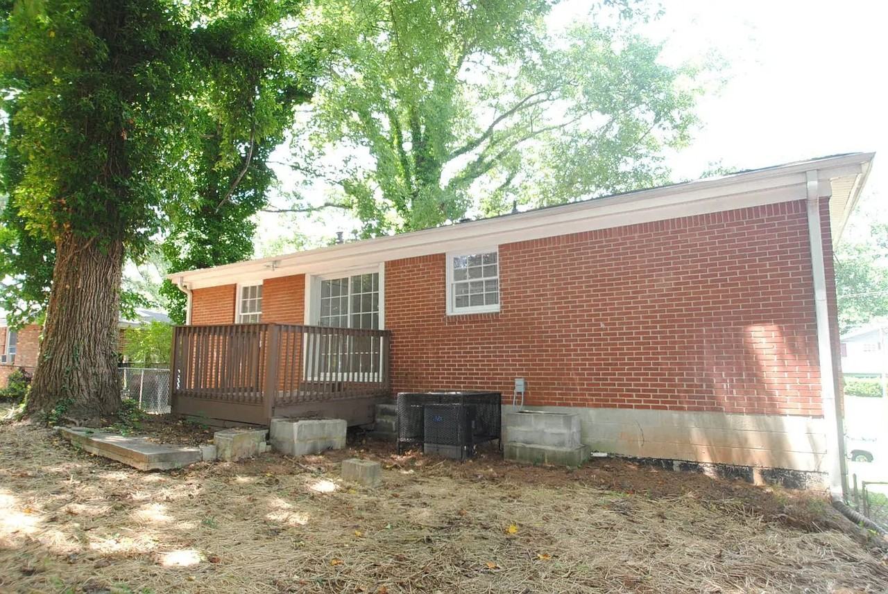 411 Windsor Dr - Photo 2 of 5