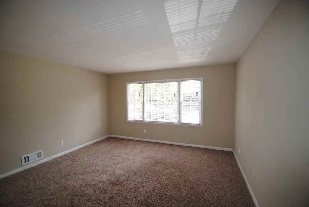 411 Windsor Dr - Photo 4 of 5