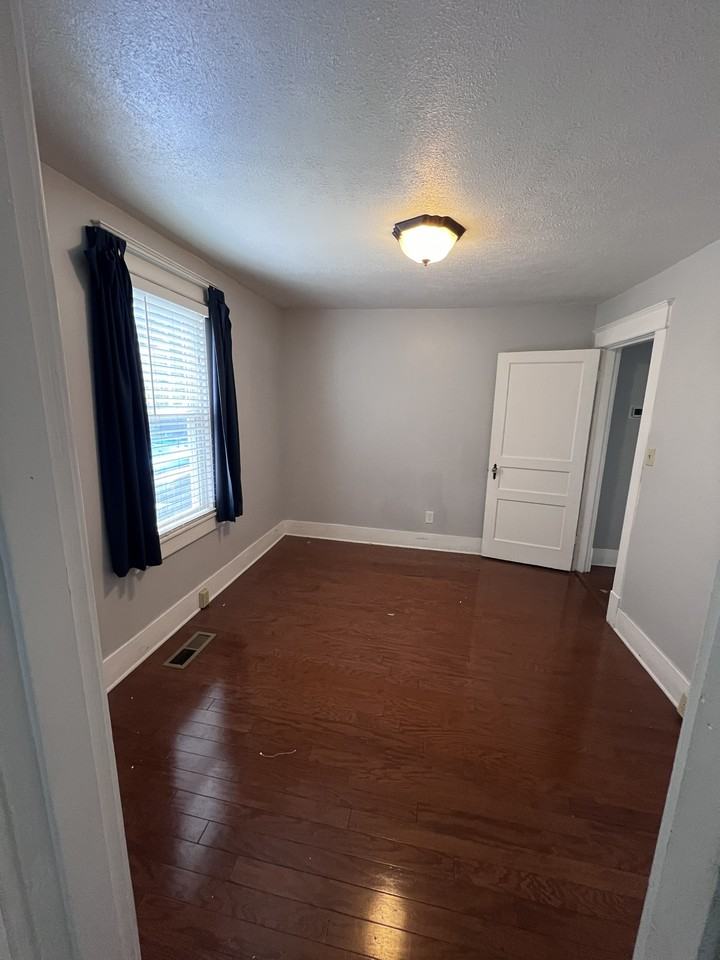 1217 Chester Ave #NA - Photo 7 of 18