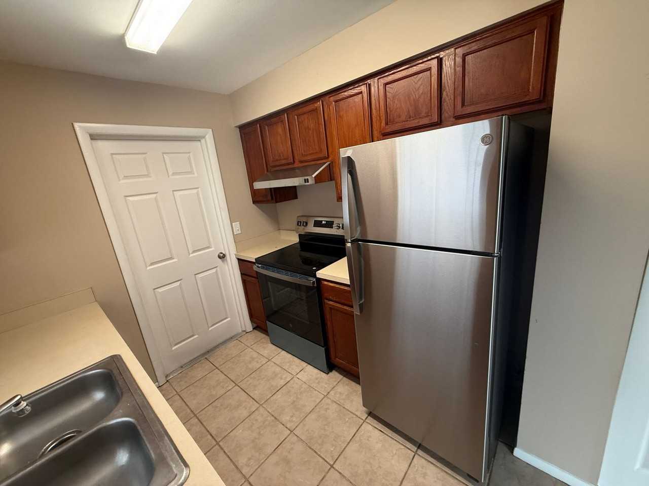 423 Longwood Cir - Photo 3 of 11