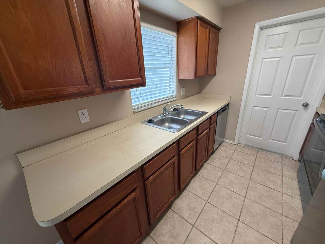 423 Longwood Cir - Photo 4 of 11
