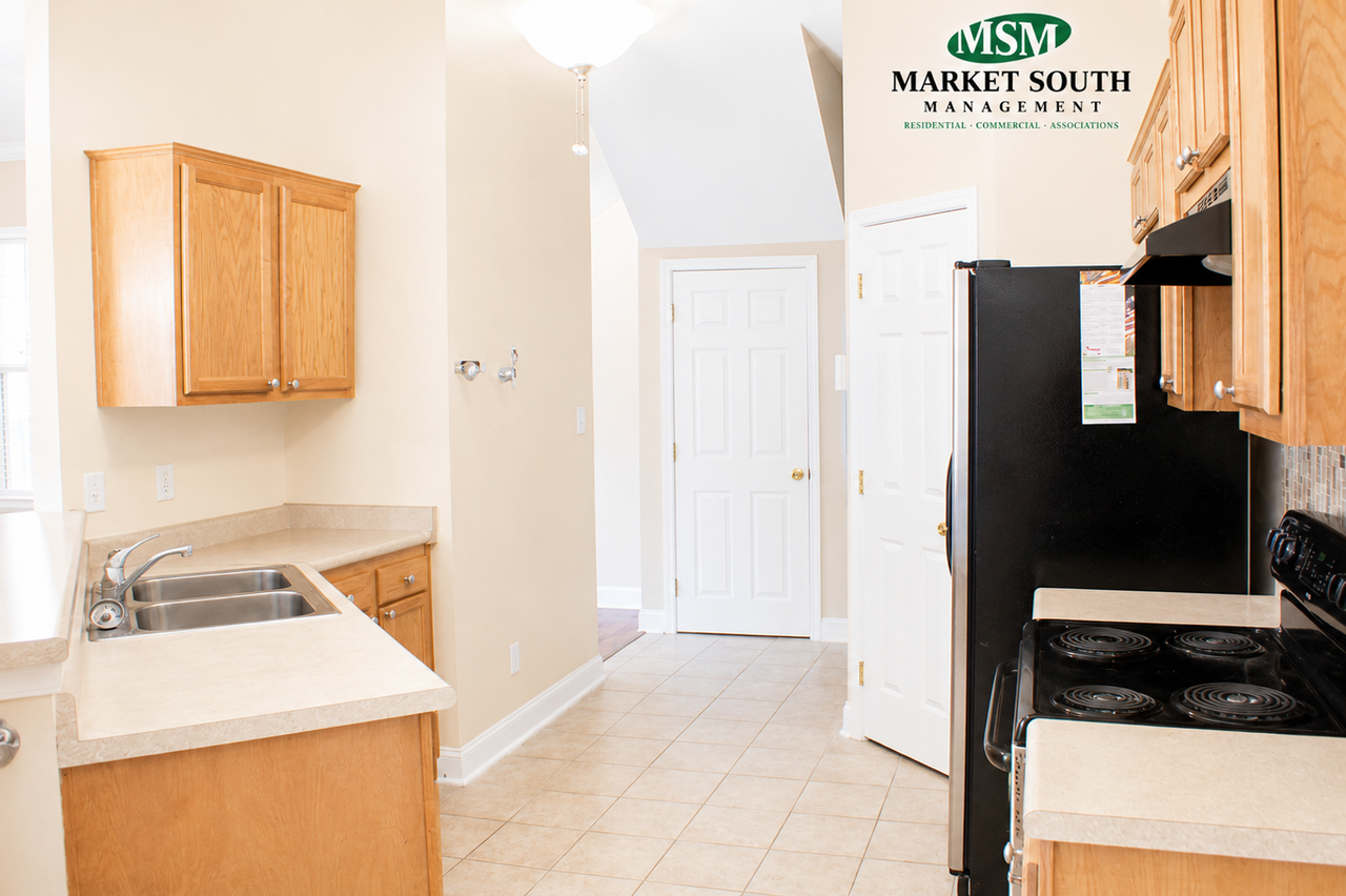 727 E Henry St - Photo 3 of 15