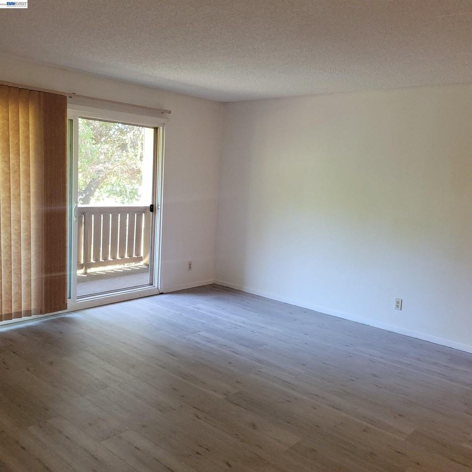 1321 Webster St #D113 - Photo 4 of 12
