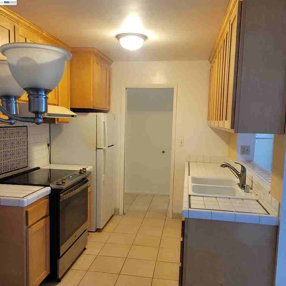1321 Webster St #D113 - Photo 5 of 12