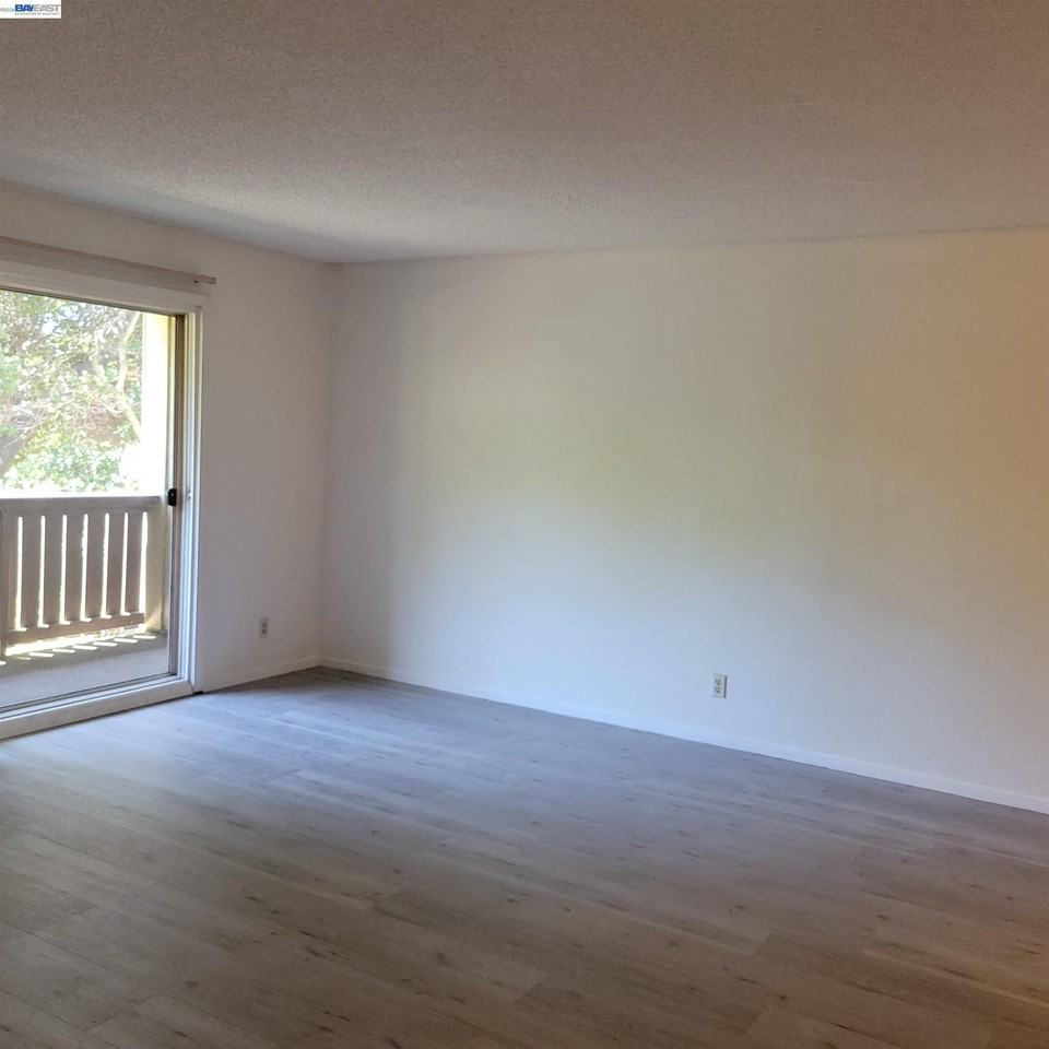 1321 Webster St #D113 - Photo 7 of 12