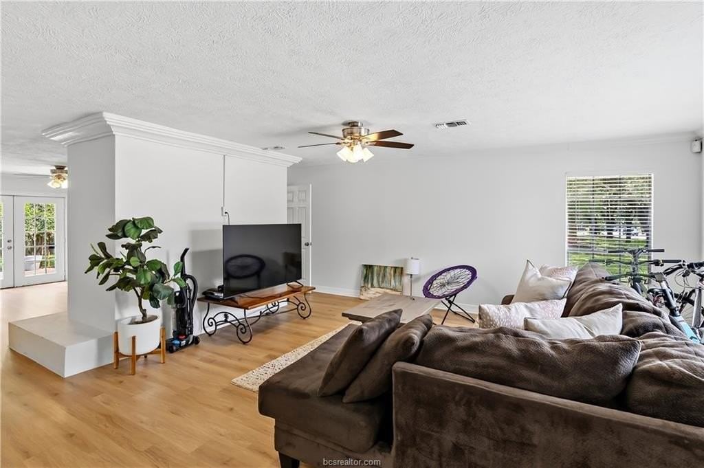 1405 Lawyer St - Photo 5 of 29