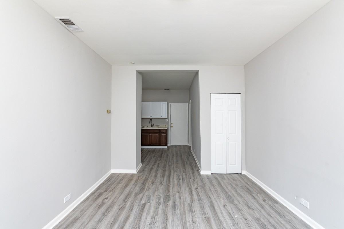 1022 W Fry St #1F - Photo 3 of 13