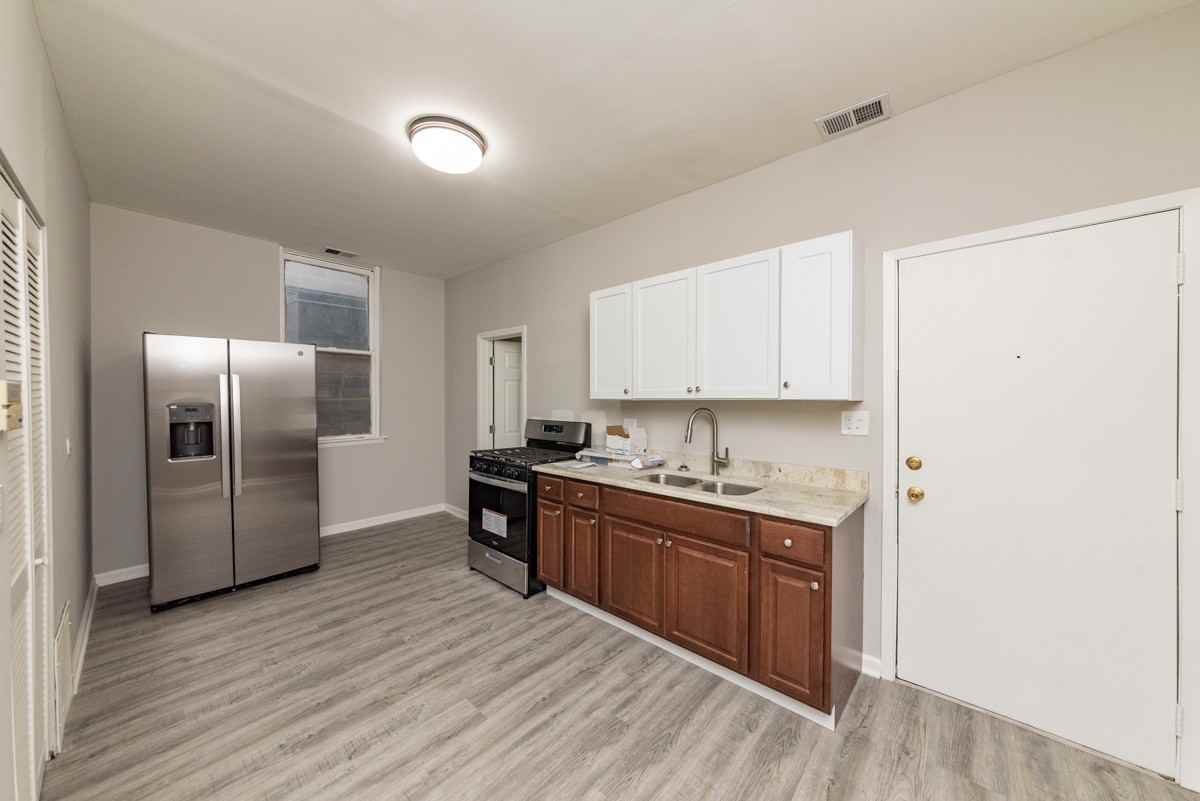 1022 W Fry St #1F - Photo 4 of 13