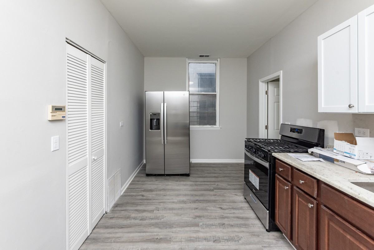 1022 W Fry St #1F - Photo 5 of 13