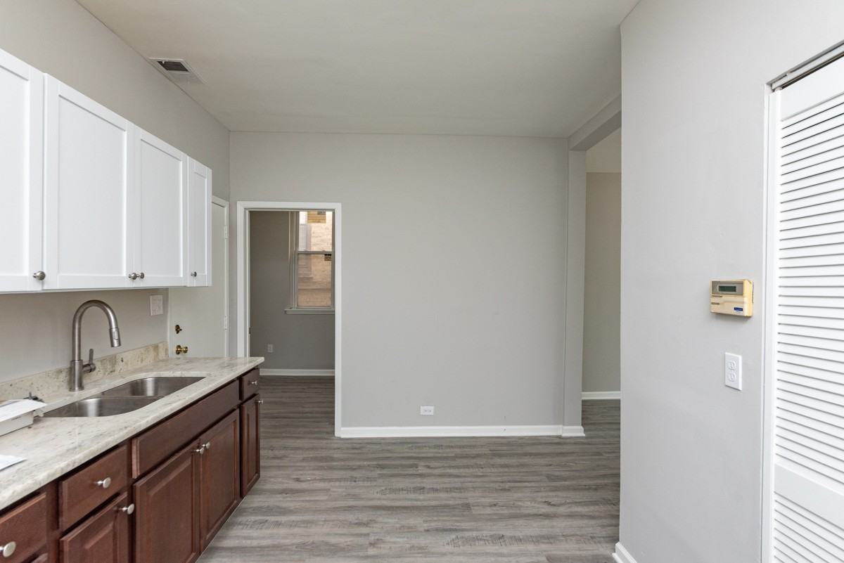 1022 W Fry St #1F - Photo 6 of 13