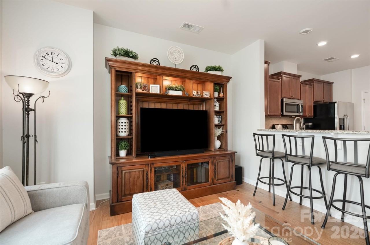 3021 Honeylocust Ln - Photo 3 of 24