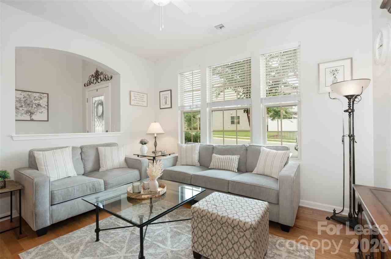 3021 Honeylocust Ln - Photo 4 of 24