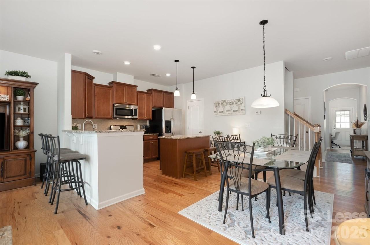3021 Honeylocust Ln - Photo 6 of 24