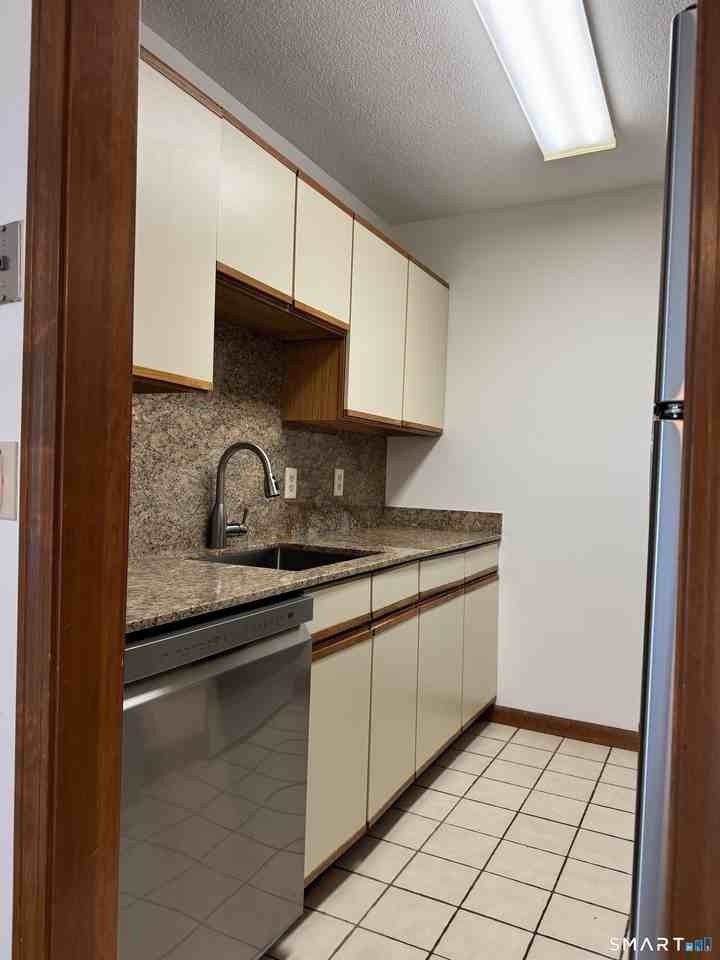 1022 Main St #7 - Photo 5 of 10
