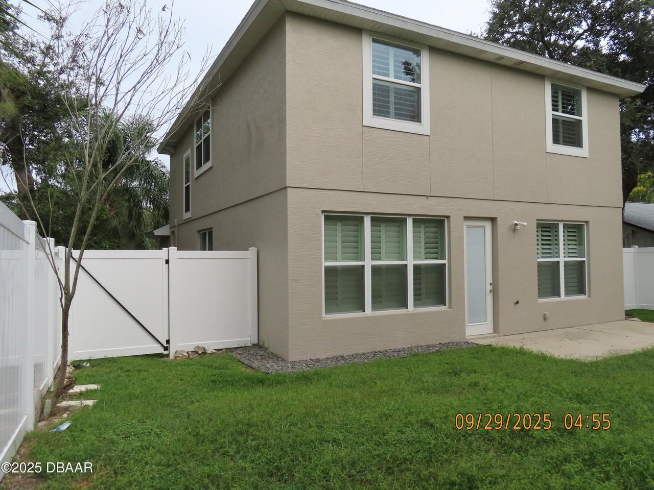 1320 N Beach St - Photo 4 of 37
