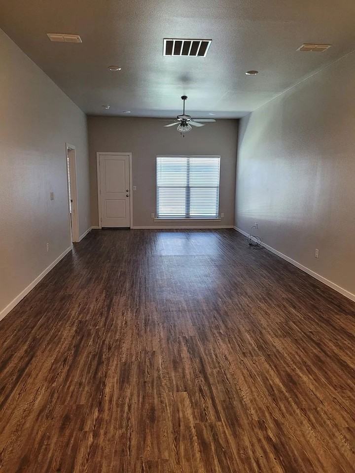 Move-In Ready 3BR Home | Schedule a Tour: 806-568-1471 - Photo 2 of 5