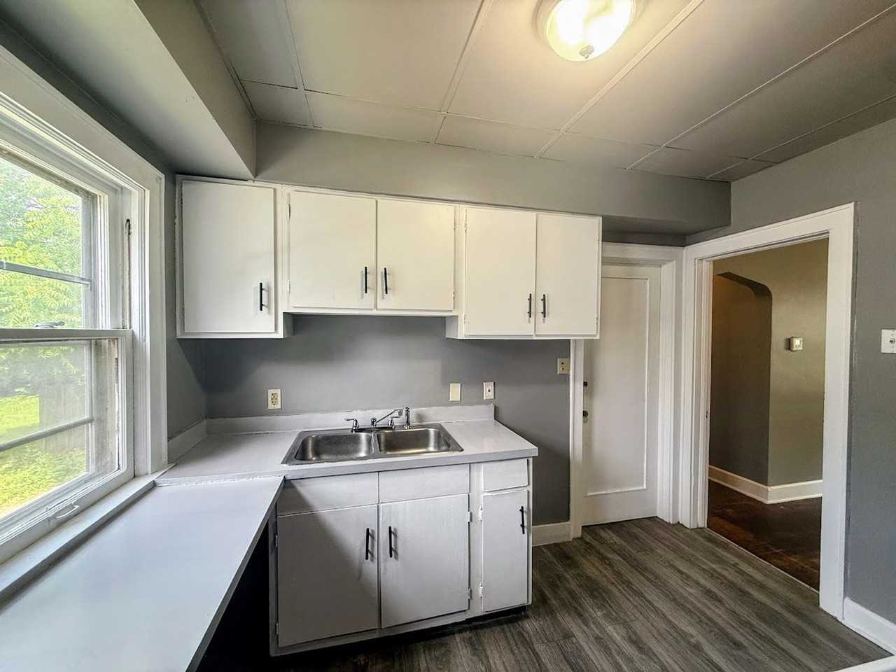 1035 Berwin St - Photo 6 of 12