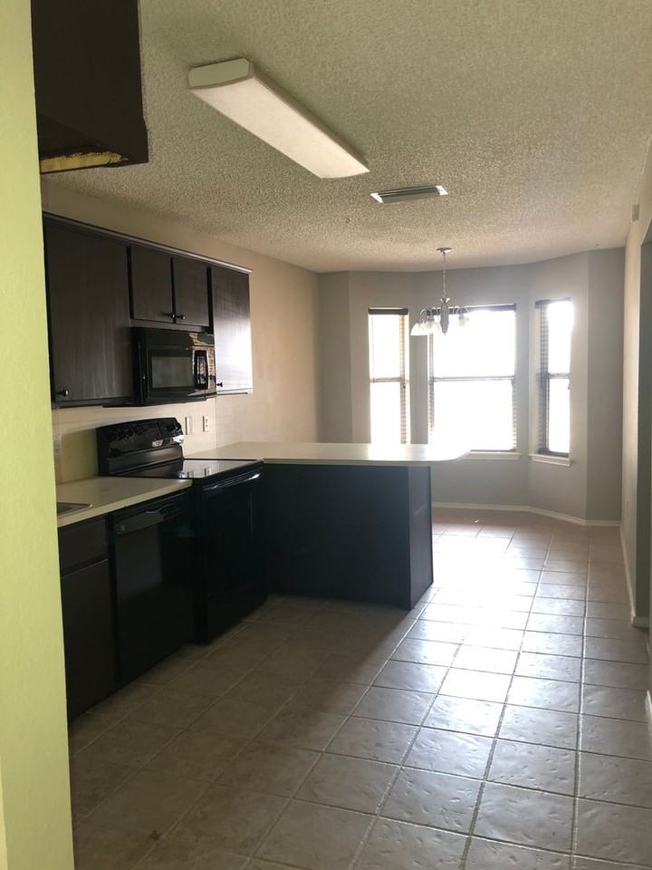 417 N Englewood Ave - Photo 4 of 11