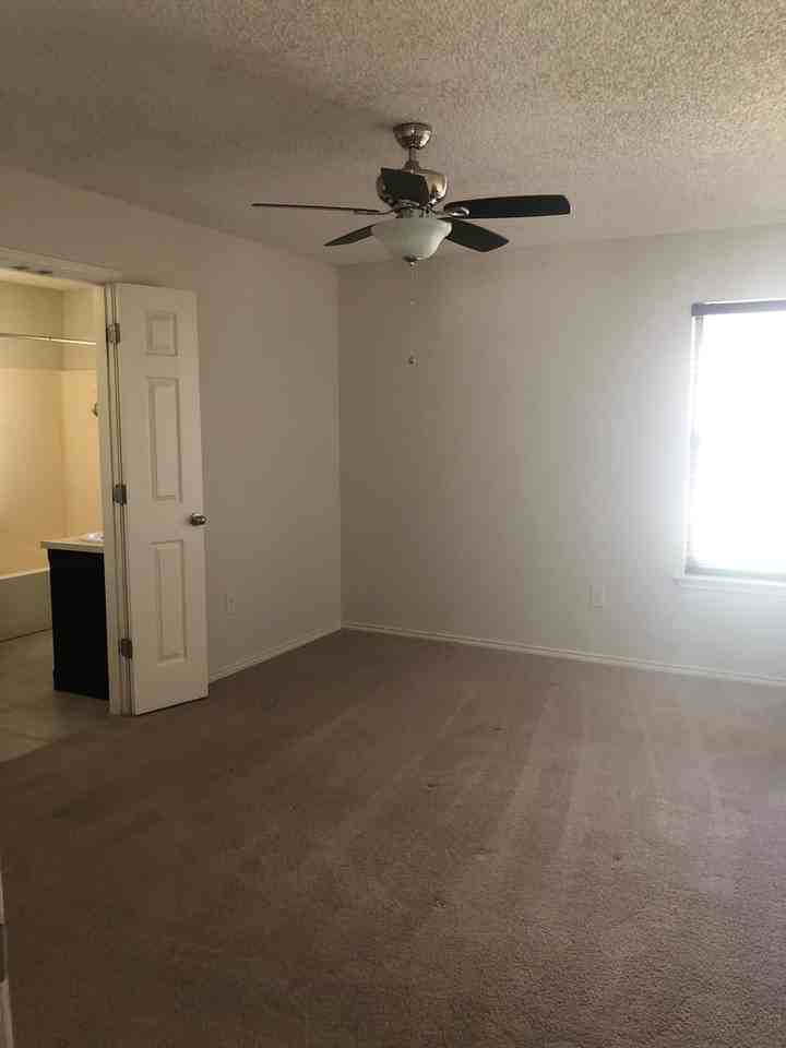 417 N Englewood Ave - Photo 6 of 11