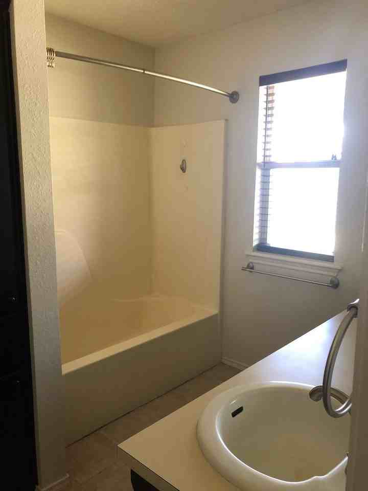 417 N Englewood Ave - Photo 7 of 11