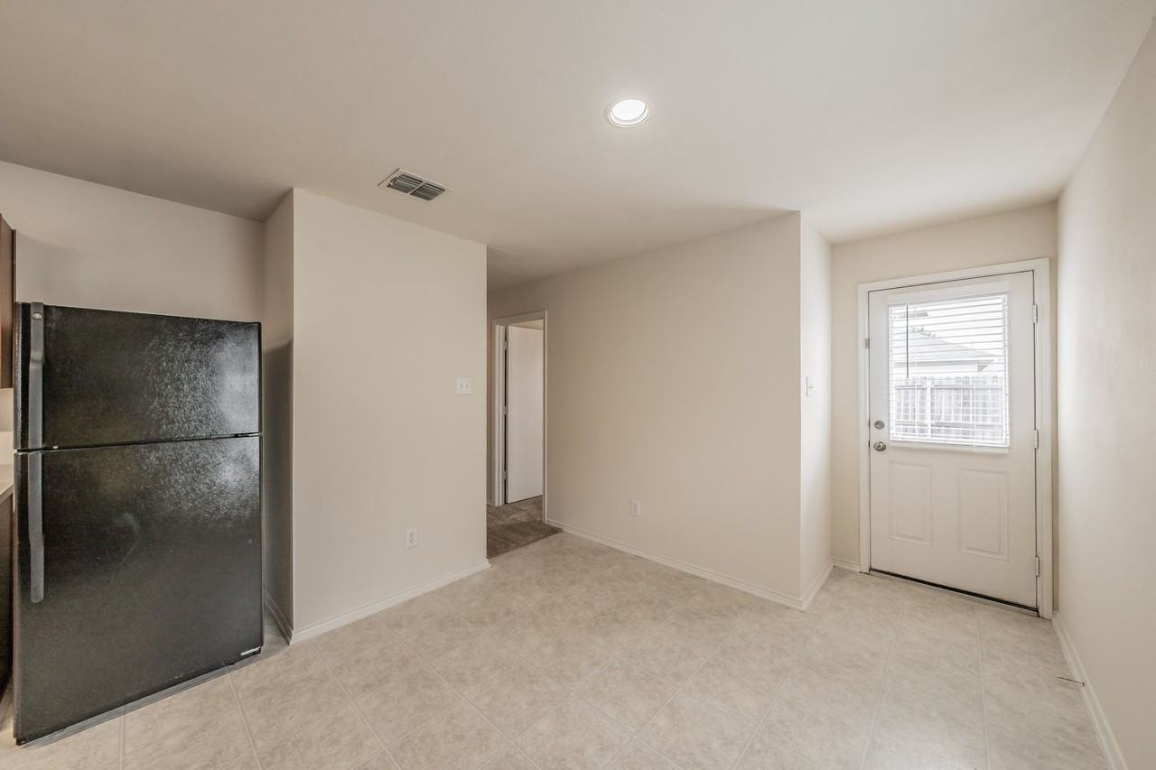 8864 Valley River Dr - Photo 4 of 32