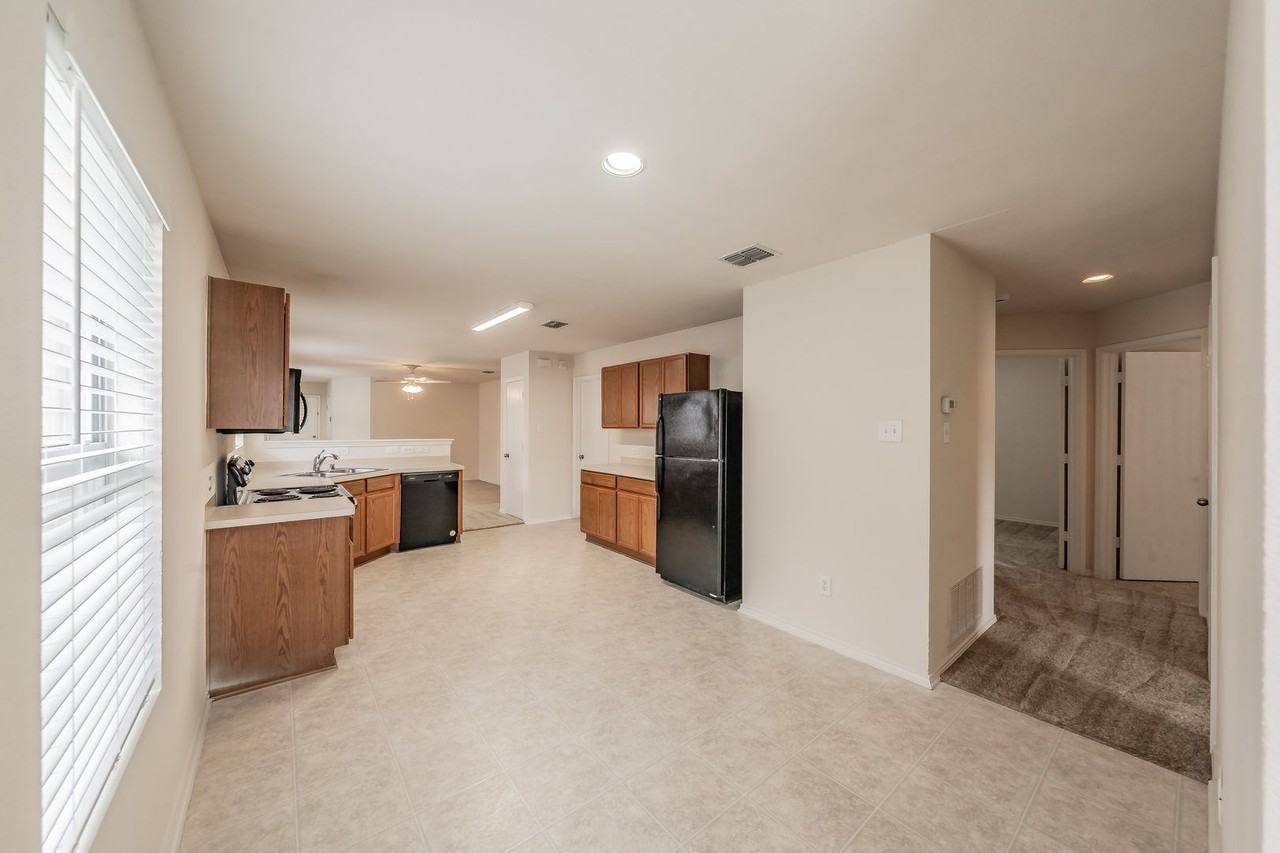 8864 Valley River Dr - Photo 5 of 32
