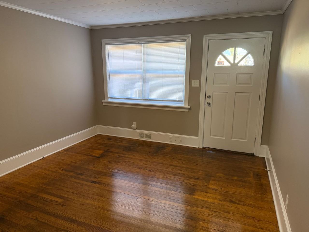 1458 Anderson St - Photo 2 of 9