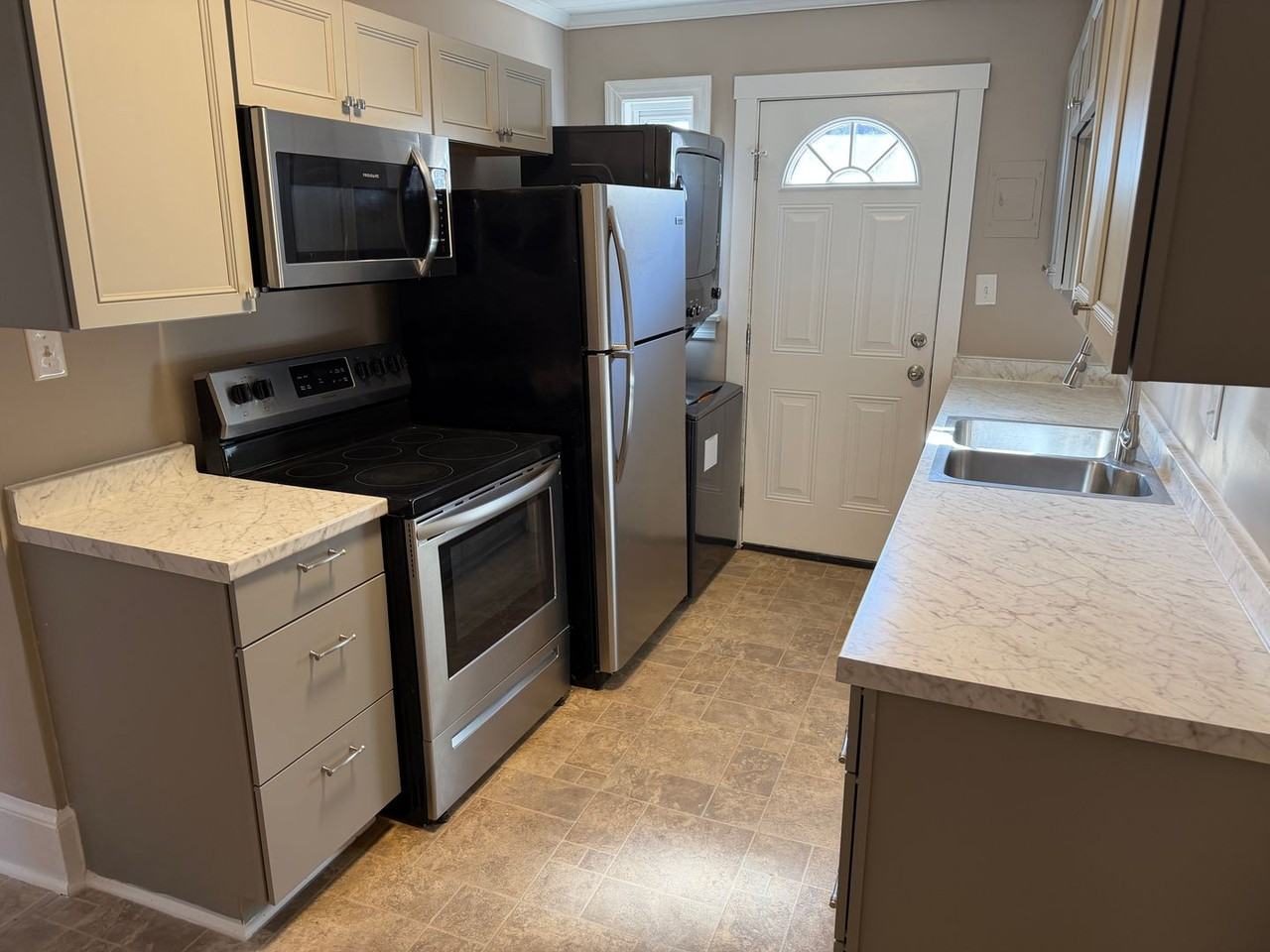 1458 Anderson St - Photo 3 of 9