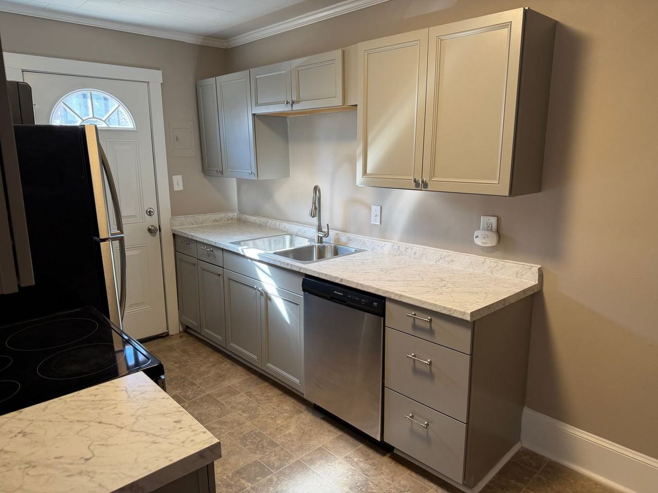 1458 Anderson St - Photo 4 of 9