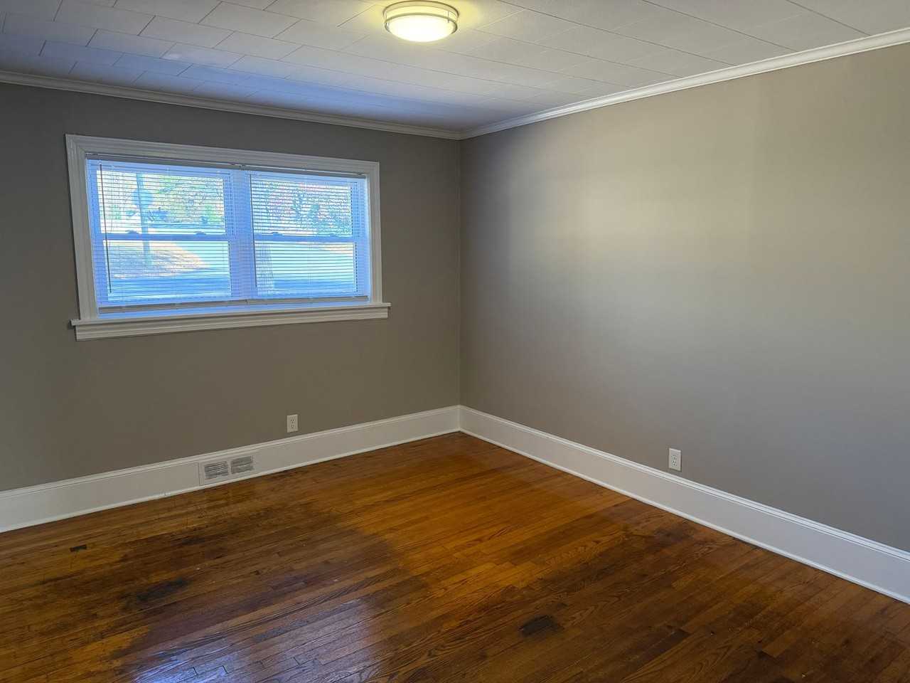 1458 Anderson St - Photo 5 of 9