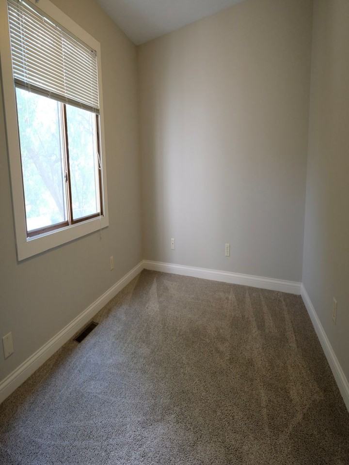 1307 Kingsridge Ct - Photo 5 of 16