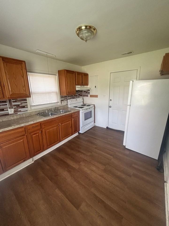 2912 Glenrose Ave Nw - Photo 2 of 7