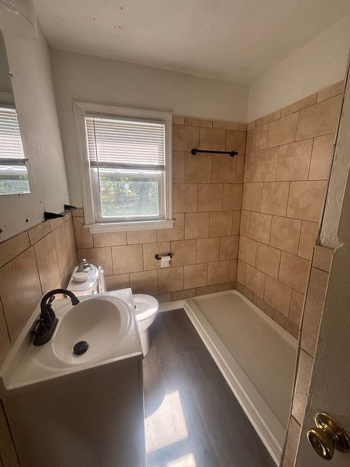 2912 Glenrose Ave Nw - Photo 3 of 7