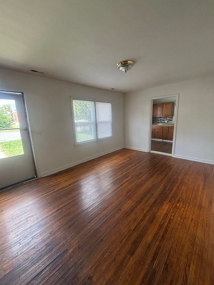 2912 Glenrose Ave Nw - Photo 5 of 7