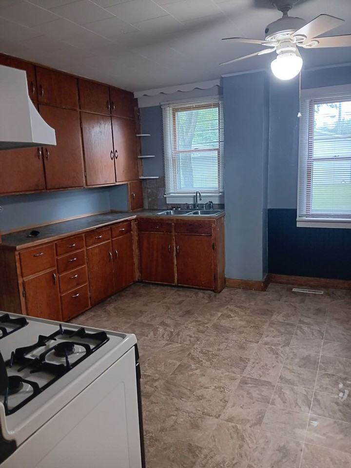 205 E 4th St - Photo 3 of 11
