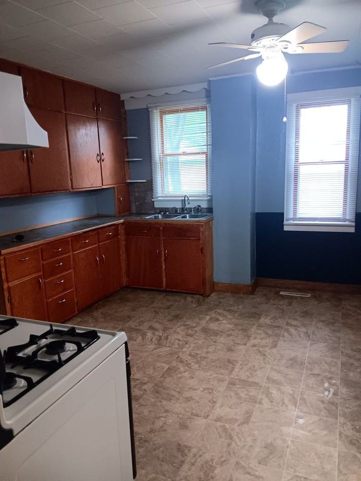 205 E 4th St - Photo 4 of 11