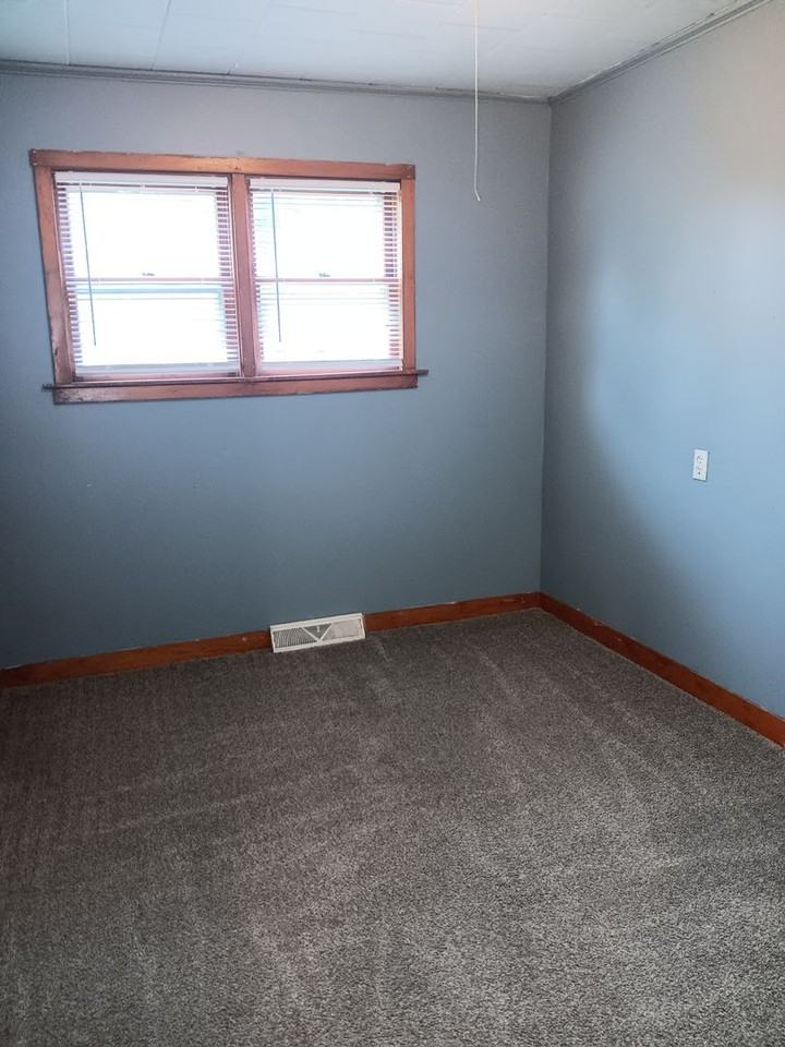 205 E 4th St - Photo 7 of 11