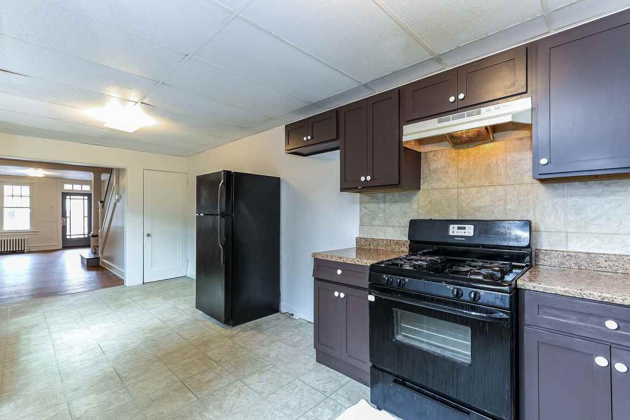 546 Manor St - Photo 4 of 15