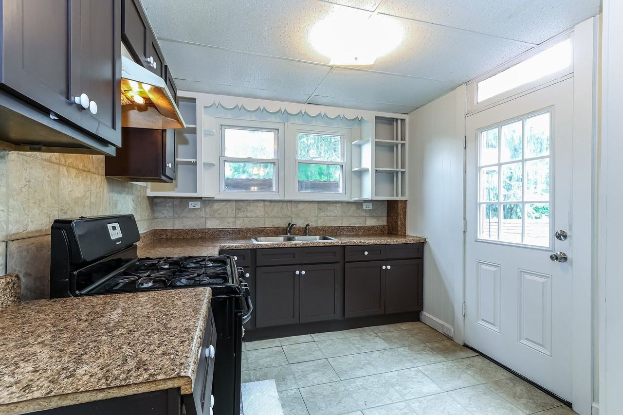 546 Manor St - Photo 5 of 15