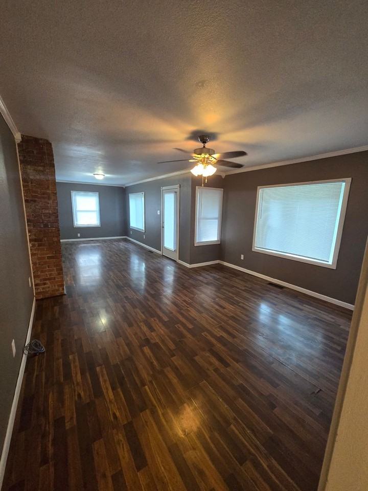 1006 Dexter St - Photo 3 of 36