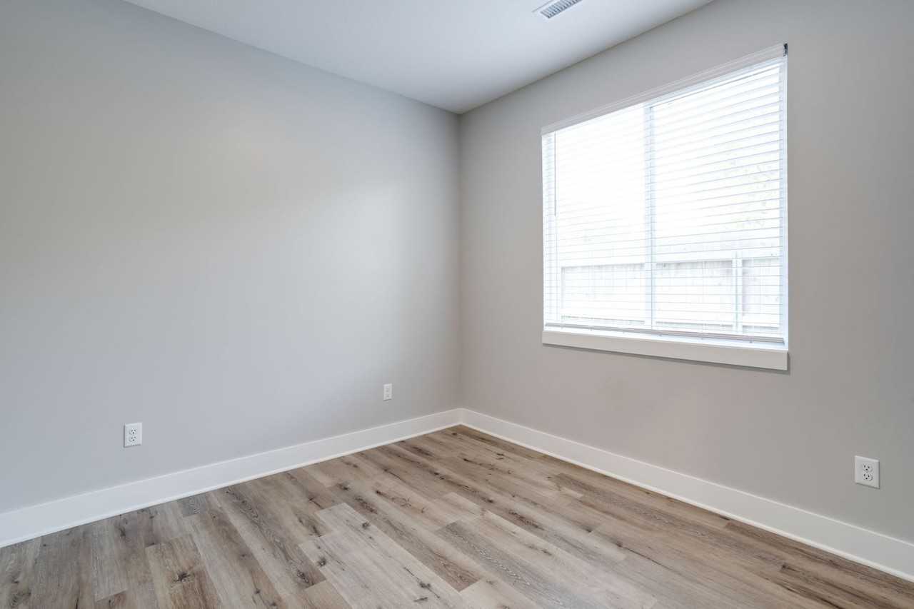 190 S Anna St - Photo 7 of 11
