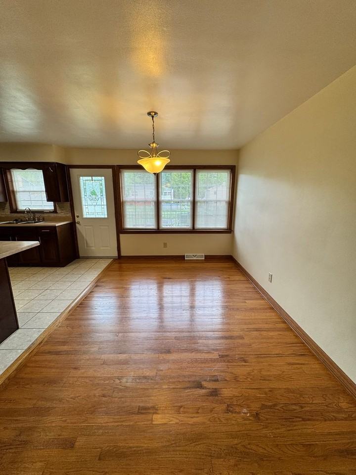 5001 Sampson Dr - Photo 3 of 26
