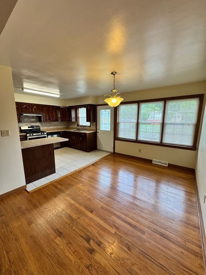 5001 Sampson Dr - Photo 4 of 26