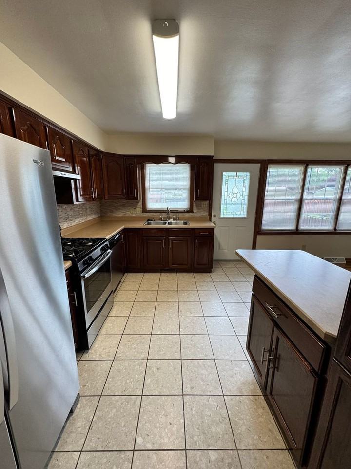 5001 Sampson Dr - Photo 6 of 26