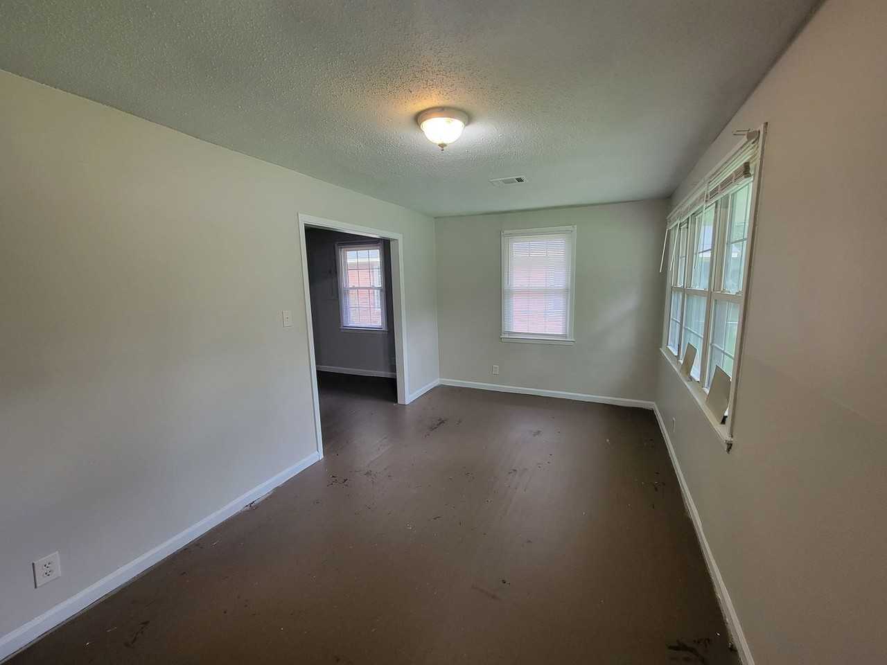 2111 Dyer St - Photo 2 of 22