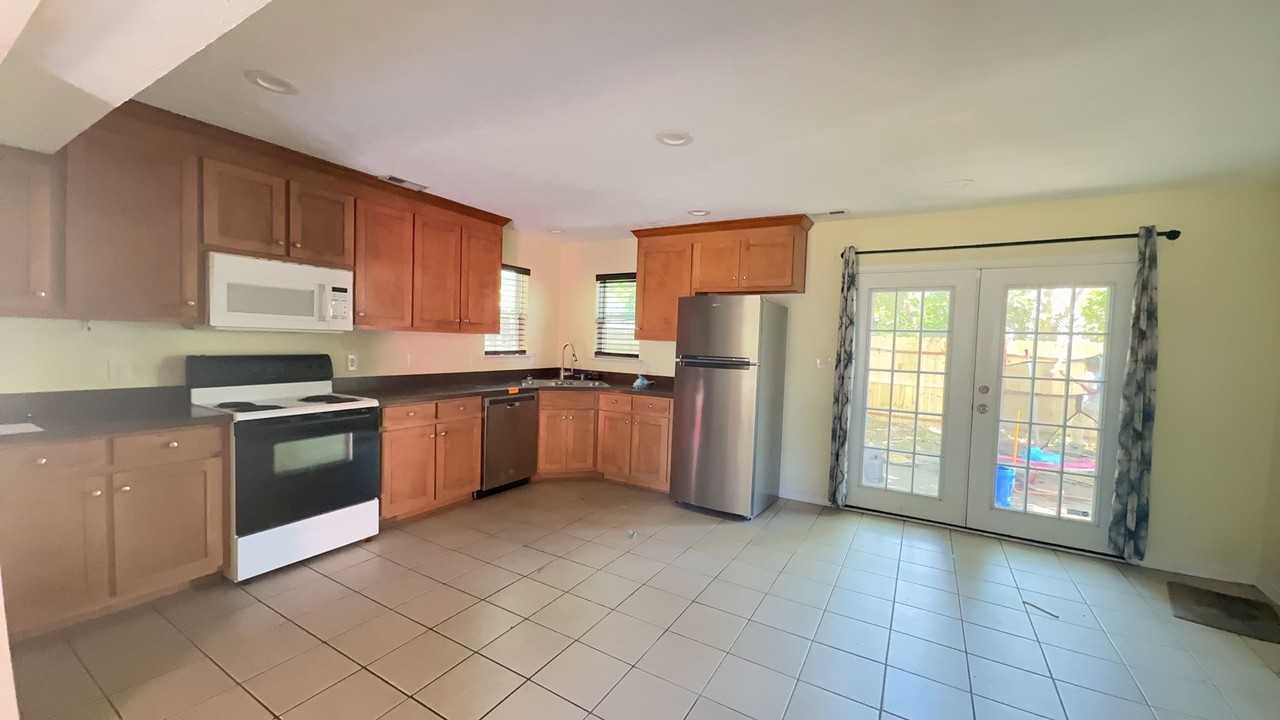3605 Shell Rd - Photo 2 of 8
