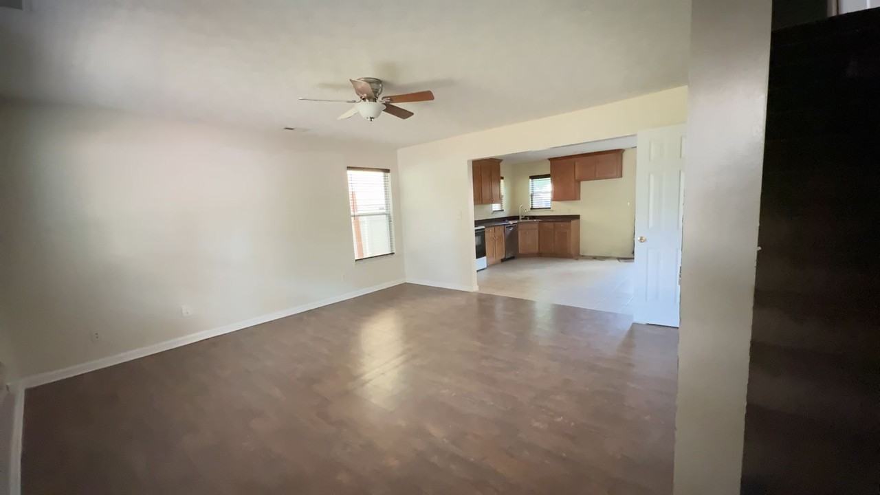 3605 Shell Rd - Photo 4 of 8
