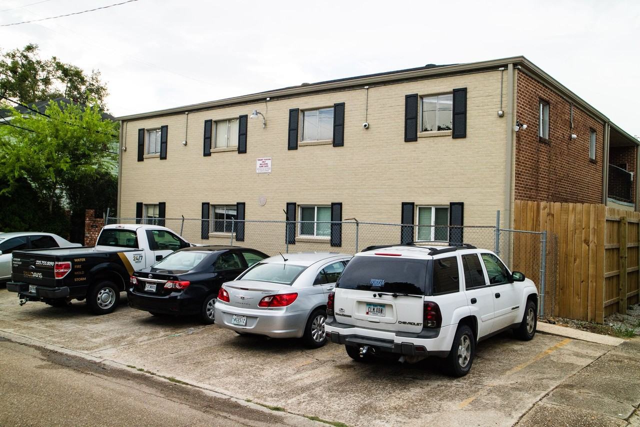 2BD, 1BA apartment located near the North gates of LSU - Photo 2 of 5