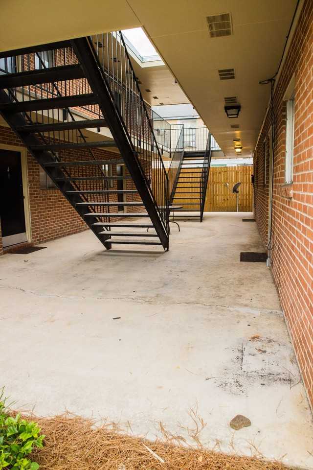 2BD, 1BA apartment located near the North gates of LSU - Photo 4 of 5