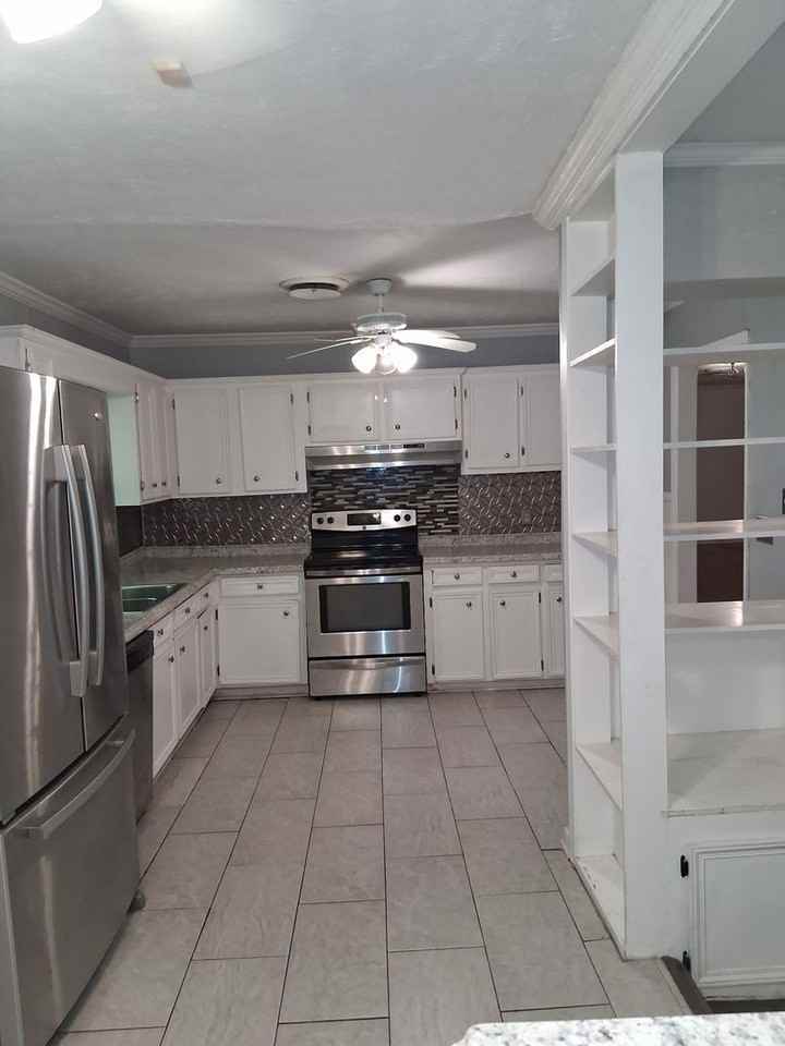 1421 Winchester St - Photo 2 of 14